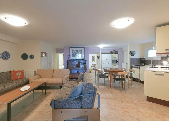 Semesterbostad Sani Gallery Villa, Your Next Family Vacation! *